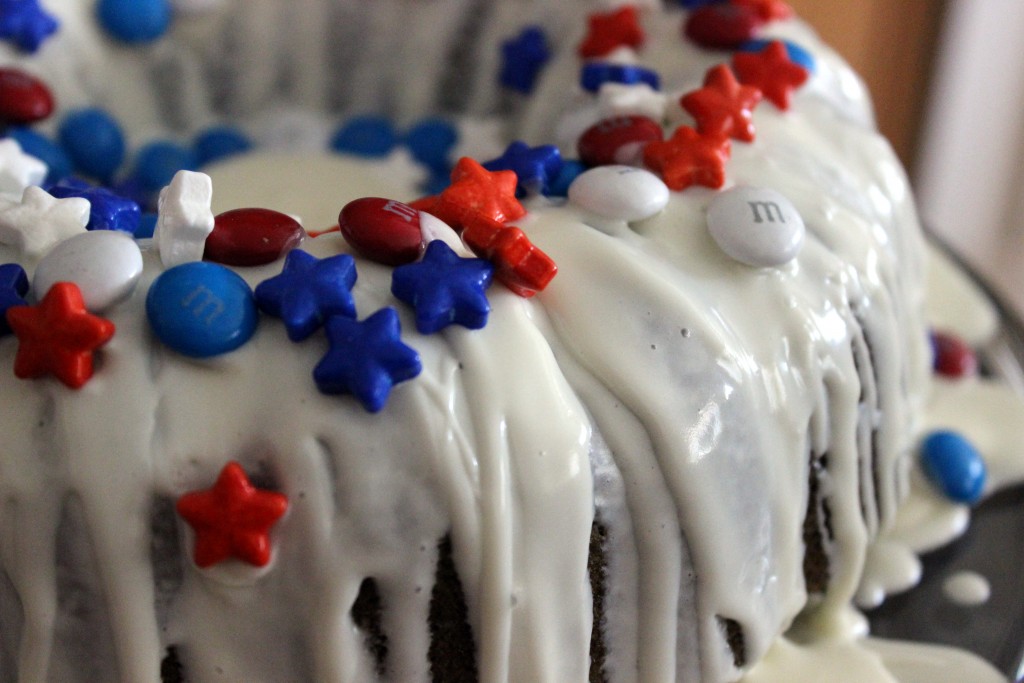 Everyday Party Magazine 4th of July Drizzle Cake by Lizard N Ladybug
