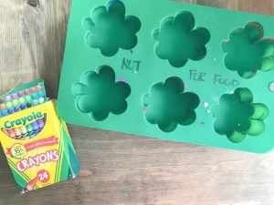 Everyday Party Magazine St. Patrick's Day Crayons #StPatricksDay #DIYCrayons #Lucky #FourLeafClover #FreePrintables