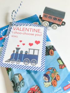 Everyday Party Magazine Valentine, I Choo-Choose You! Darling train Valentine's Day Cards #train #ValentinesDay