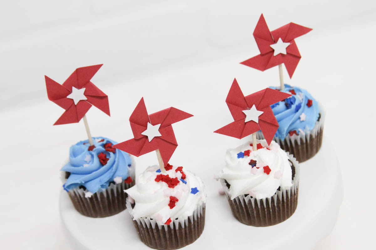 Everyday Party Magazine Simple Patriotic Cupcake Toppers #Patriotic #4thOfJuly #CricutMade #Pinwheels #Americana
