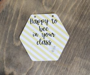 Darling Teacher Appreciation Gift Idea Everyday Party Magazine Teacher Appreciation Gift #TeacherAppreciation #DIYGift #Bee #Punny #CricutMade