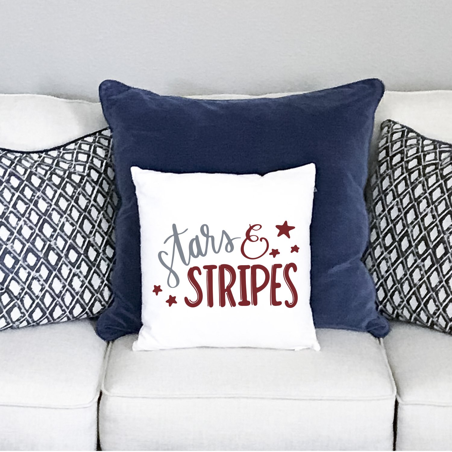 Everyday Party Magazine Stars And Stripes Pillow #CricutMade #DIY #SVG #Patriotic #StarsAndStripes
