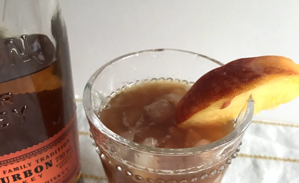 Everyday Party Magazine Sweet Peach Tea and Bourbon Cocktail #Recipe #Cocktail #Bourbon #SweetTea #Peaches