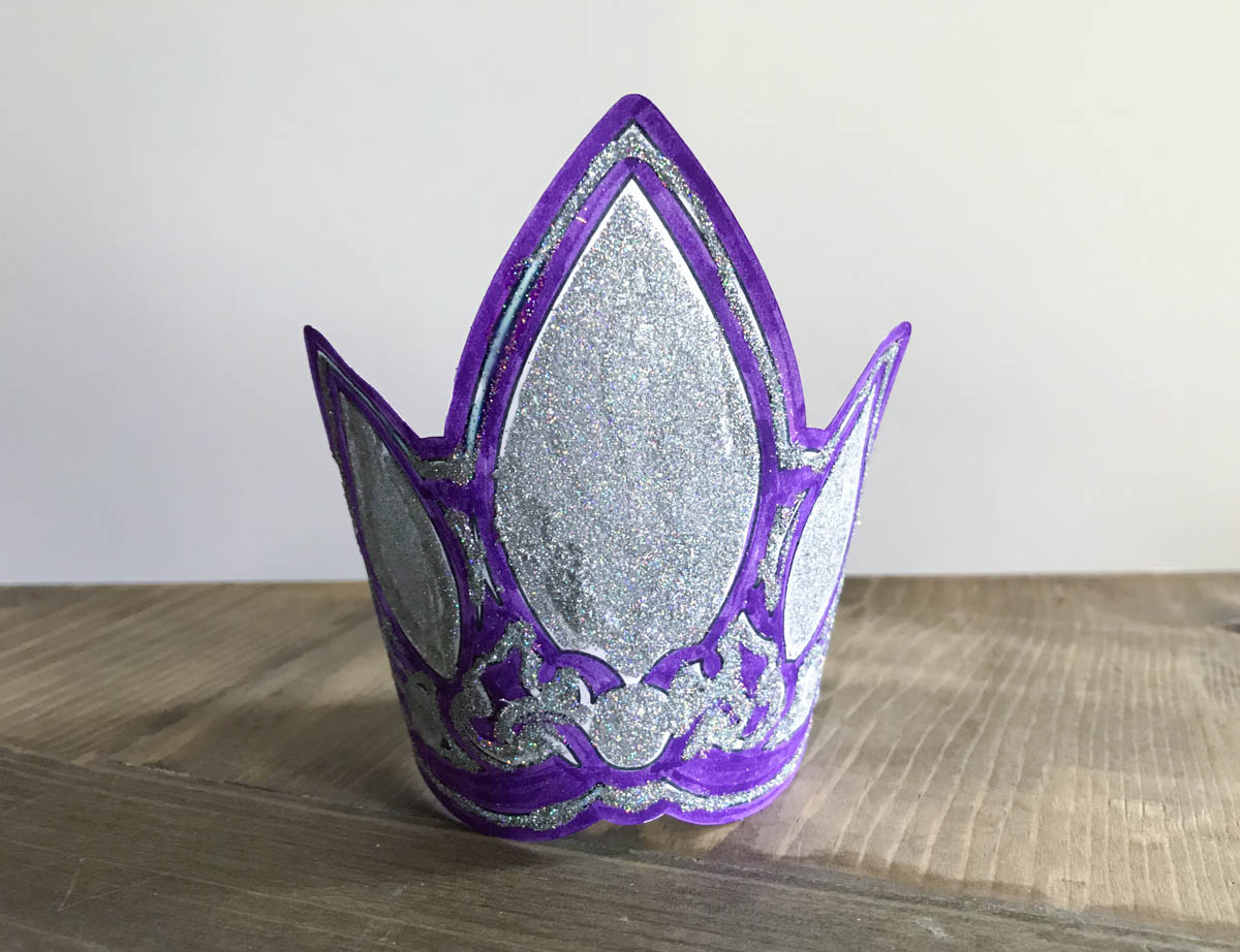Make your party so special with custom party accessories, like this darling tiara! #XyronBlogger #PrincessParty #PartyDIY