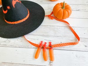 Gummy Finger Necklace Pumpkin Witch Hat